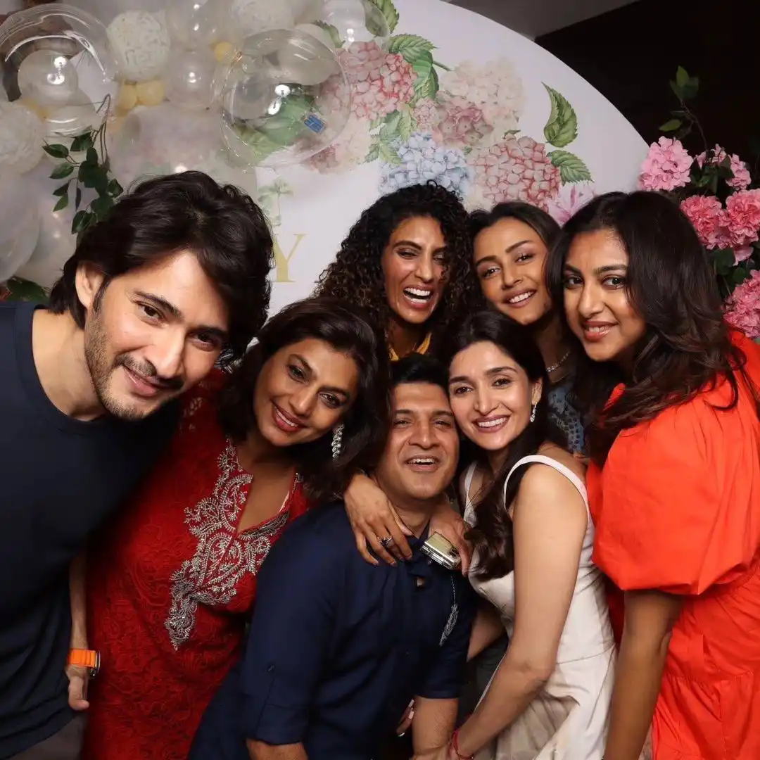 Mahesh Babu enjoying with Family and Friends in Party 