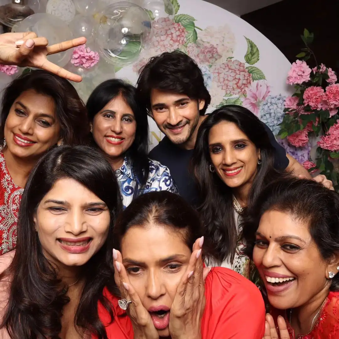 Mahesh Babu enjoying with Family and Friends in Party 