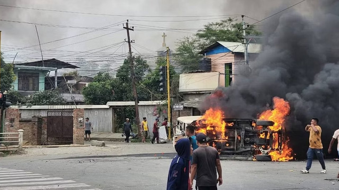Manipur Violence: మణిపూర్లో దారుణం.. అంబులెన్సుకు నిప్పంటించిన అల్లరిమూకలు.. ఎనిమిదేళ్ల చిన్నారి సహా ముగ్గురు మృతి Manipur Violence: మణిపూర్లో దారుణం.. అంబులెన్సుకు నిప్పంటించిన అల్లరిమూకలు.. ఎనిమిదేళ్ల చిన్నారి సహా ముగ్గురు మృతి