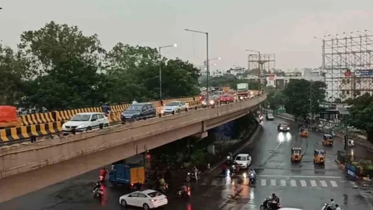 Masab Tank Flyover : వాహనం నుంచి కిందపడిన ఆయిల్ డ్రమ్ములు.. రోడ్డు మొత్తం ఆయిల్.. భారీగా ట్రాఫిక్ జామ్ Masab Tank Flyover : వాహనం నుంచి కిందపడిన ఆయిల్ డ్రమ్ములు.. రోడ్డు మొత్తం ఆయిల్.. భారీగా ట్రాఫిక్ జామ్