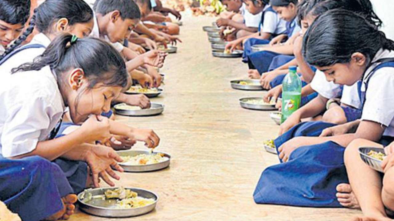 Mid Day Meal : మధ్యాహ్న భోజనంలో మార్పులు.. ప్రతిరోజు పప్పన్నం, మెనూలో కొత్తగా కిచిడీ Mid Day Meal : మధ్యాహ్న భోజనంలో మార్పులు.. ప్రతిరోజు పప్పన్నం, మెనూలో కొత్తగా కిచిడీ