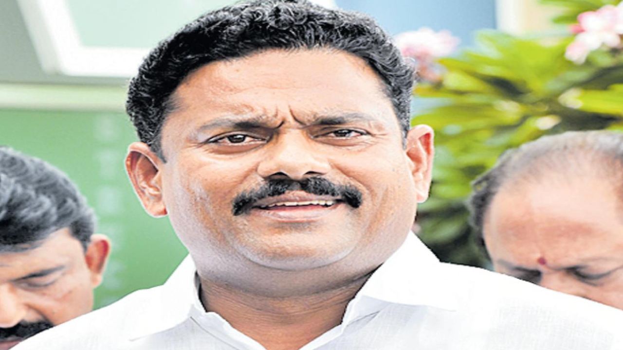 Mudunuri Prasada Raju : పవన్ కళ్యాణ్ సవాల్స్ స్వీకరించాల్సిన అవసరం లేదు : ముదునూరి ప్రసాద రాజు Mudunuri Prasada Raju : పవన్ కళ్యాణ్ సవాల్స్ స్వీకరించాల్సిన అవసరం లేదు : ముదునూరి ప్రసాద రాజు