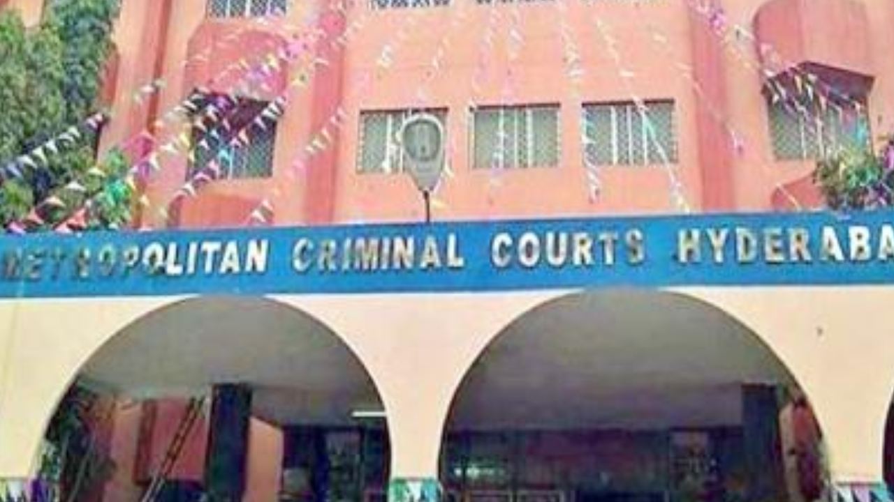 Nampally Court : జైలుకు వెళ్లనంటూ నాంపల్లి కోర్టులో నిందితుడు హల్ చల్ Nampally Court : జైలుకు వెళ్లనంటూ నాంపల్లి కోర్టులో నిందితుడు హల్ చల్