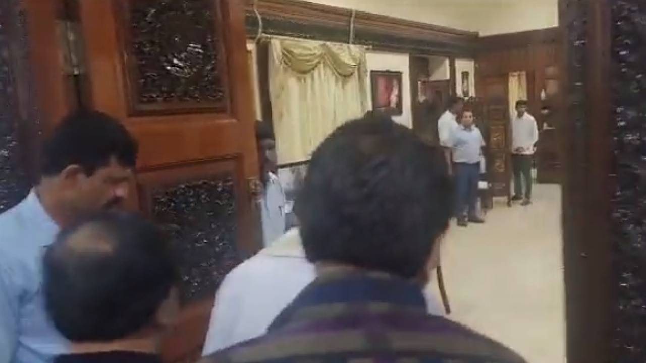 Siddaramaiah Video: వాస్తు దోషం అంటూ మూసేసిన తలుపులు తెరిచి అందులో నుంచే వెళ్లిన సీఎం సిద్ధరామయ్య Siddaramaiah Video: వాస్తు దోషం అంటూ మూసేసిన తలుపులు తెరిచి అందులో నుంచే వెళ్లిన సీఎం సిద్ధరామయ్య