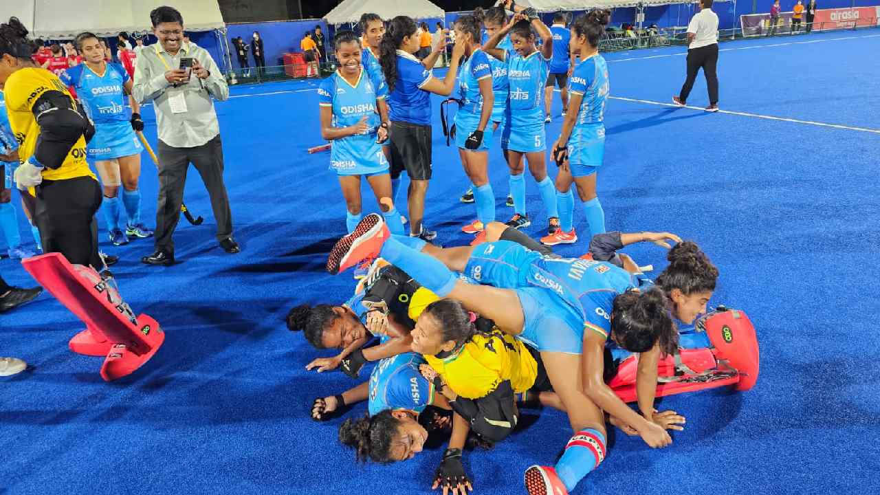 Hockey Junior Asia Cup 2023: కప్ కైవసం చేసుకున్న భారత్.. అమ్మాయిలు అంబరాన్నంటే ఆనందం.. క్యాష్ ప్రైజ్ ప్రకటన Hockey Junior Asia Cup 2023: కప్ కైవసం చేసుకున్న భారత్.. అమ్మాయిలు అంబరాన్నంటే ఆనందం.. క్యాష్ ప్రైజ్ ప్రకటన