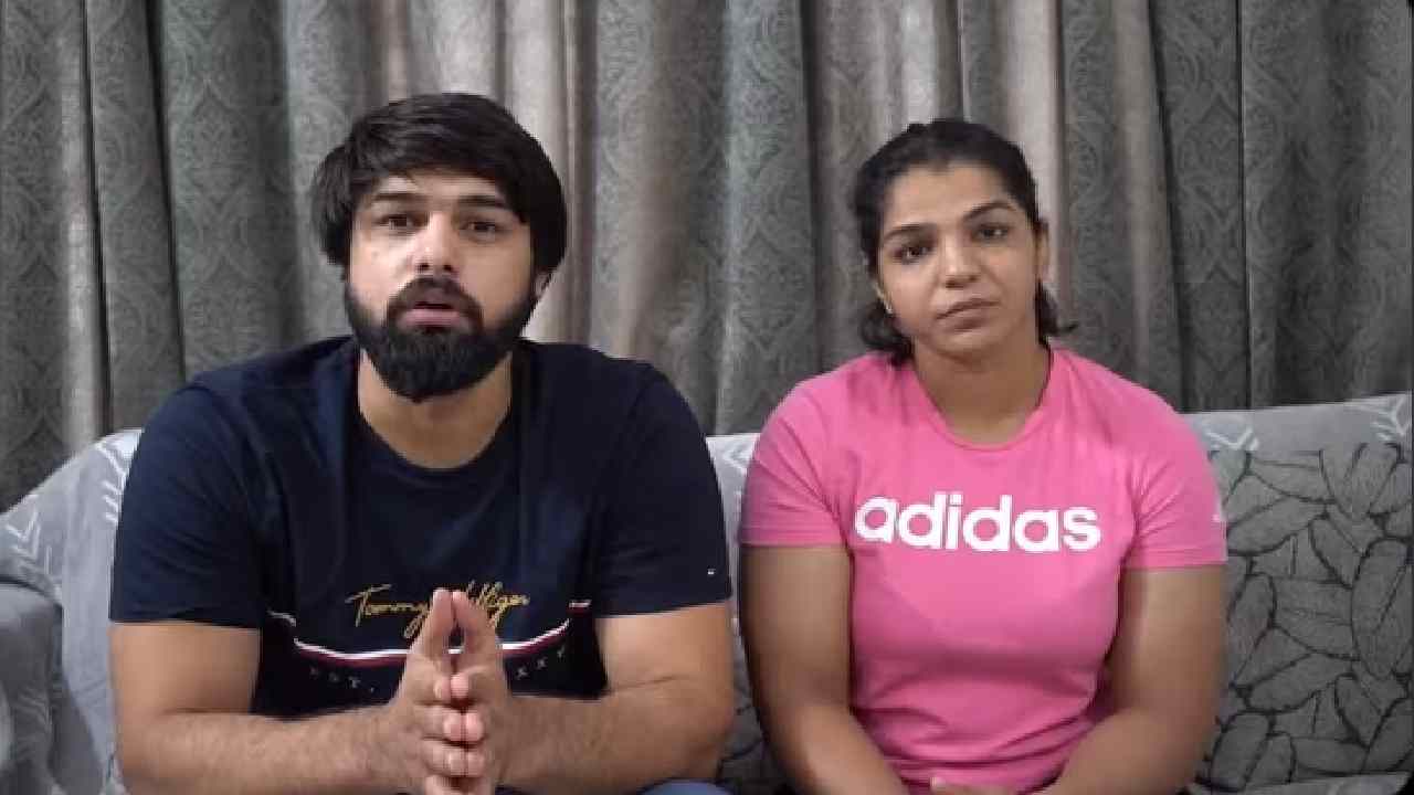 Wrestlers Protest: సాక్షి మాలిక్, ఆమె భర్త చెప్పిన విషయాలు అసత్యాలు: మైనర్ రెజ్లర్ తండ్రి Wrestlers Protest: సాక్షి మాలిక్, ఆమె భర్త చెప్పిన విషయాలు అసత్యాలు: మైనర్ రెజ్లర్ తండ్రి