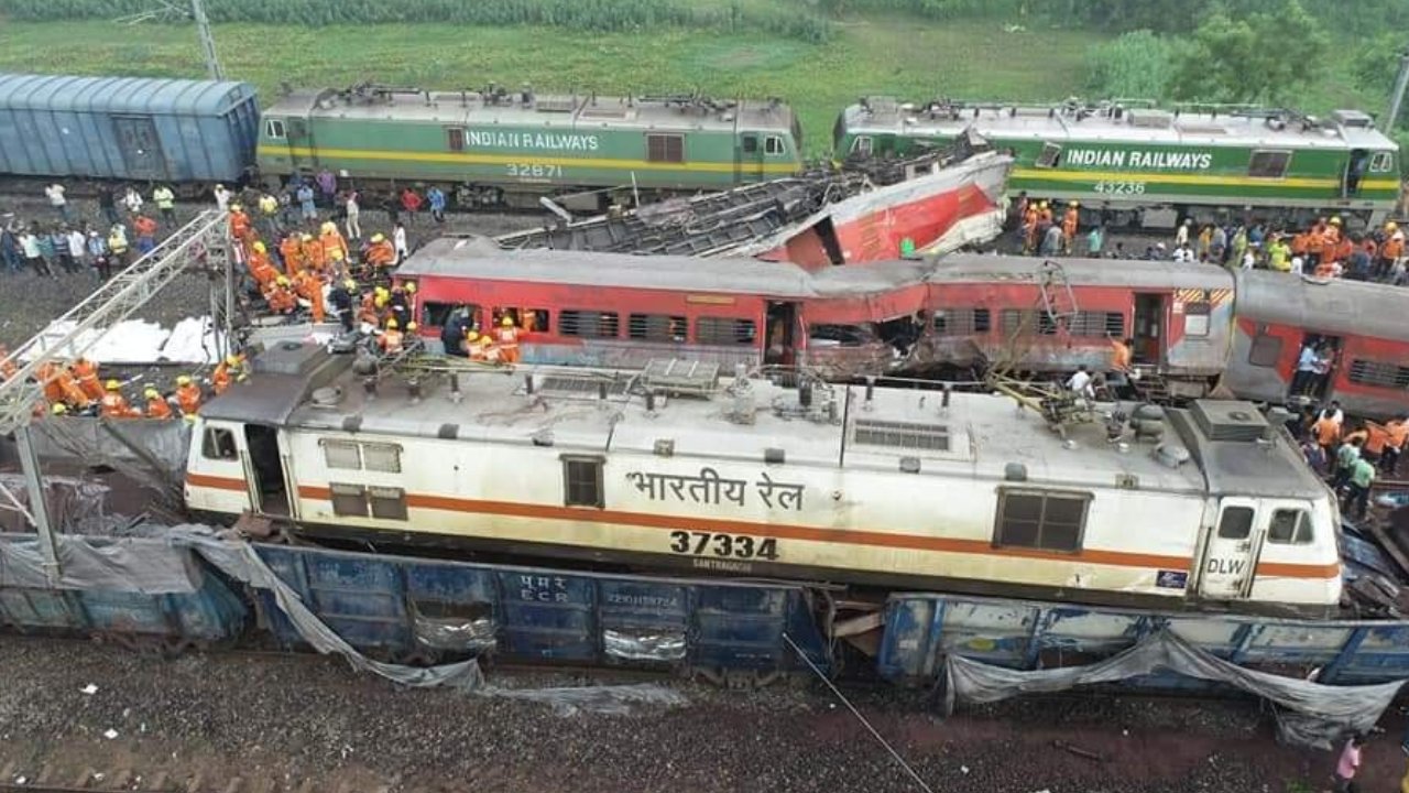 Odisha Train Accident : కోరమాండల్, యశ్వంత్పూర్ హౌరా రైళ్లలో లభ్యంకాని 141 మంది ఏపీ ప్రయాణీకుల ఆచూకీ Odisha Train Accident : కోరమాండల్, యశ్వంత్పూర్ హౌరా రైళ్లలో లభ్యంకాని 141 మంది ఏపీ ప్రయాణీకుల ఆచూకీ