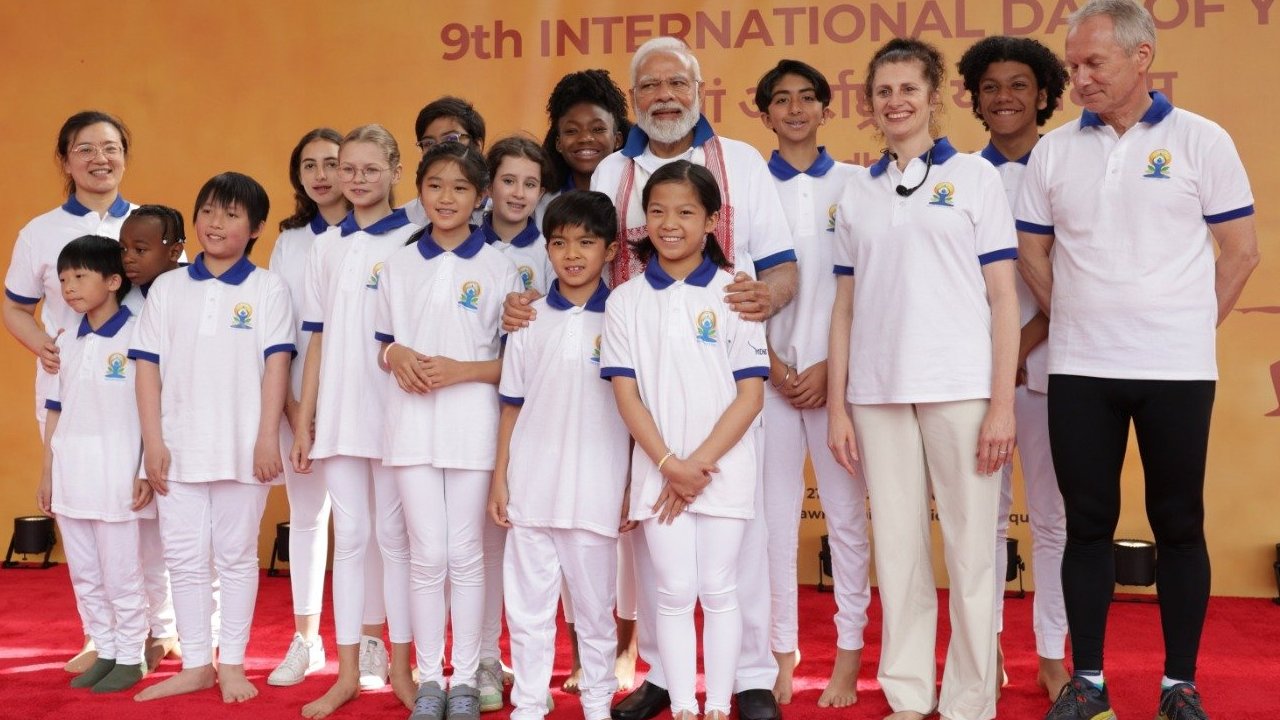 PM Narendra Modi: ఐరాస ప్రధాన కార్యాలయంలో వివిధ దేశాల ప్రతినిధులతో కలిసి ఆసనాలు వేసిన ప్రధాని మోదీ.. ఫొటో గ్యాలరీ