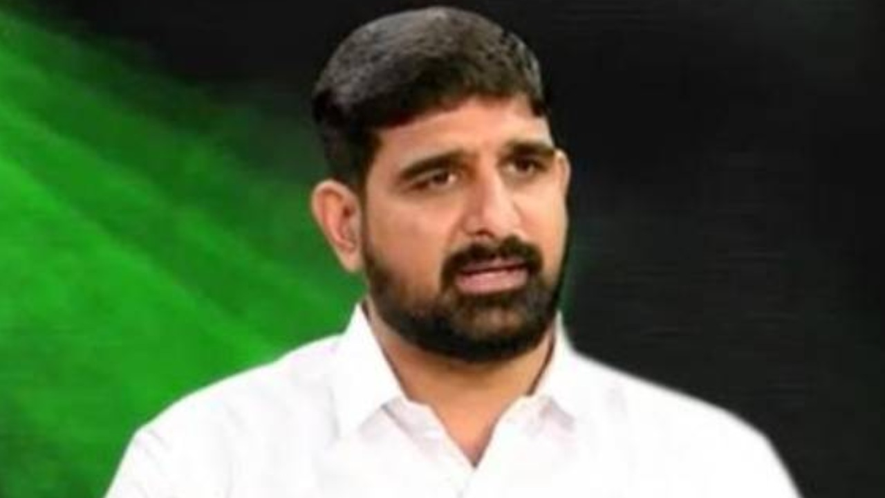 Padi Kaushik Reddy : అసత్య ప్రచారం చేస్తున్న యూట్యూబ్ ఛానల్స్ పై.. గచ్చిబౌలి పీఎస్ లో ఎమ్మెల్సీ పాడి కౌశిక్ రెడ్డి ఫిర్యాదు Padi Kaushik Reddy : అసత్య ప్రచారం చేస్తున్న యూట్యూబ్ ఛానల్స్ పై.. గచ్చిబౌలి పీఎస్ లో ఎమ్మెల్సీ పాడి కౌశిక్ రెడ్డి ఫిర్యాదు