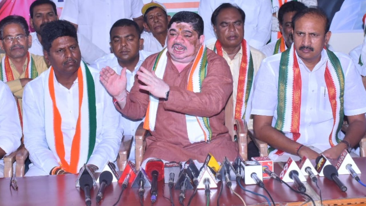 Ponnam Prabhakar: సంజయ్ ఓసారి ఆస్పత్రిలో చూపించుకో.. కవిత కోసం సిద్ధంచేసిన జైలు రూం ఏమైందో చెప్పు.. Ponnam Prabhakar: సంజయ్ ఓసారి ఆస్పత్రిలో చూపించుకో.. కవిత కోసం సిద్ధంచేసిన జైలు రూం ఏమైందో చెప్పు..
