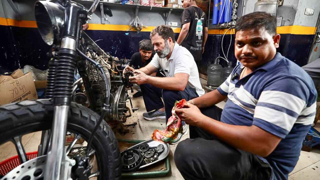 Rahul Gandhi: బైక్ మెకానిక్లా మారిన రాహుల్ గాంధీ .. సుమారు గంటన్నర పాటు కరోల్బాగ్లోనే.. ఫొటోలు వైరల్ Rahul Gandhi: బైక్ మెకానిక్లా మారిన రాహుల్ గాంధీ .. సుమారు గంటన్నర పాటు కరోల్బాగ్లోనే.. ఫొటోలు వైరల్
