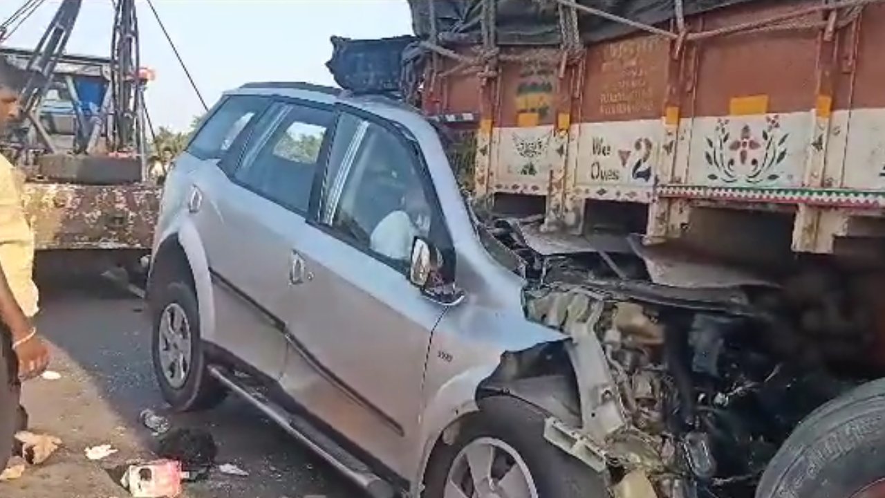 Road Accident: తూర్పుగోదావరి జిల్లాలో ఘోర రోడ్డు ప్రమాదం.. ఆరుగురు మృతి Road Accident: తూర్పుగోదావరి జిల్లాలో ఘోర రోడ్డు ప్రమాదం.. ఆరుగురు మృతి