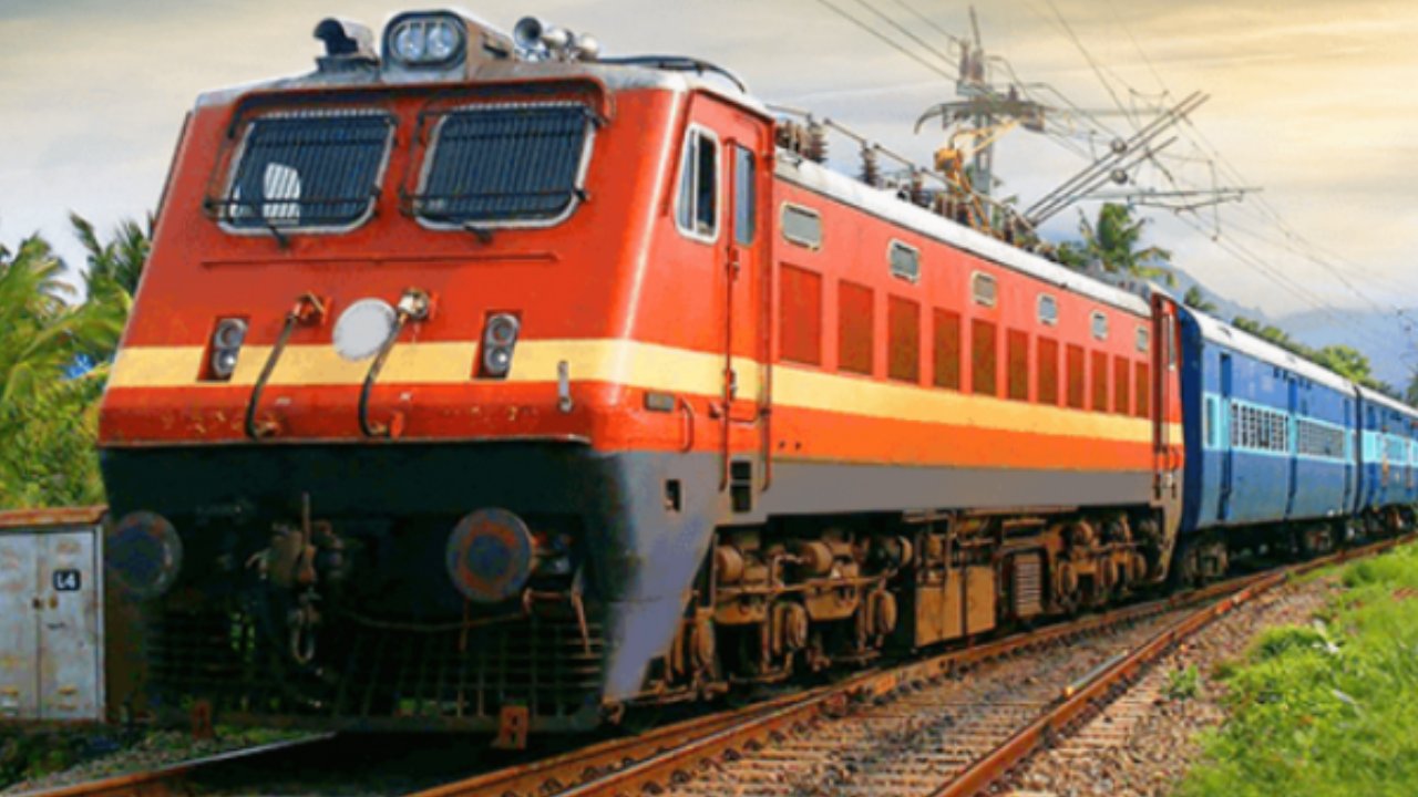 Sanghamitra Express: సంఘమిత్ర ఎక్స్ప్రెస్ రైలుకు తప్పిన ప్రమాదం.. Sanghamitra Express: సంఘమిత్ర ఎక్స్ప్రెస్ రైలుకు తప్పిన ప్రమాదం..