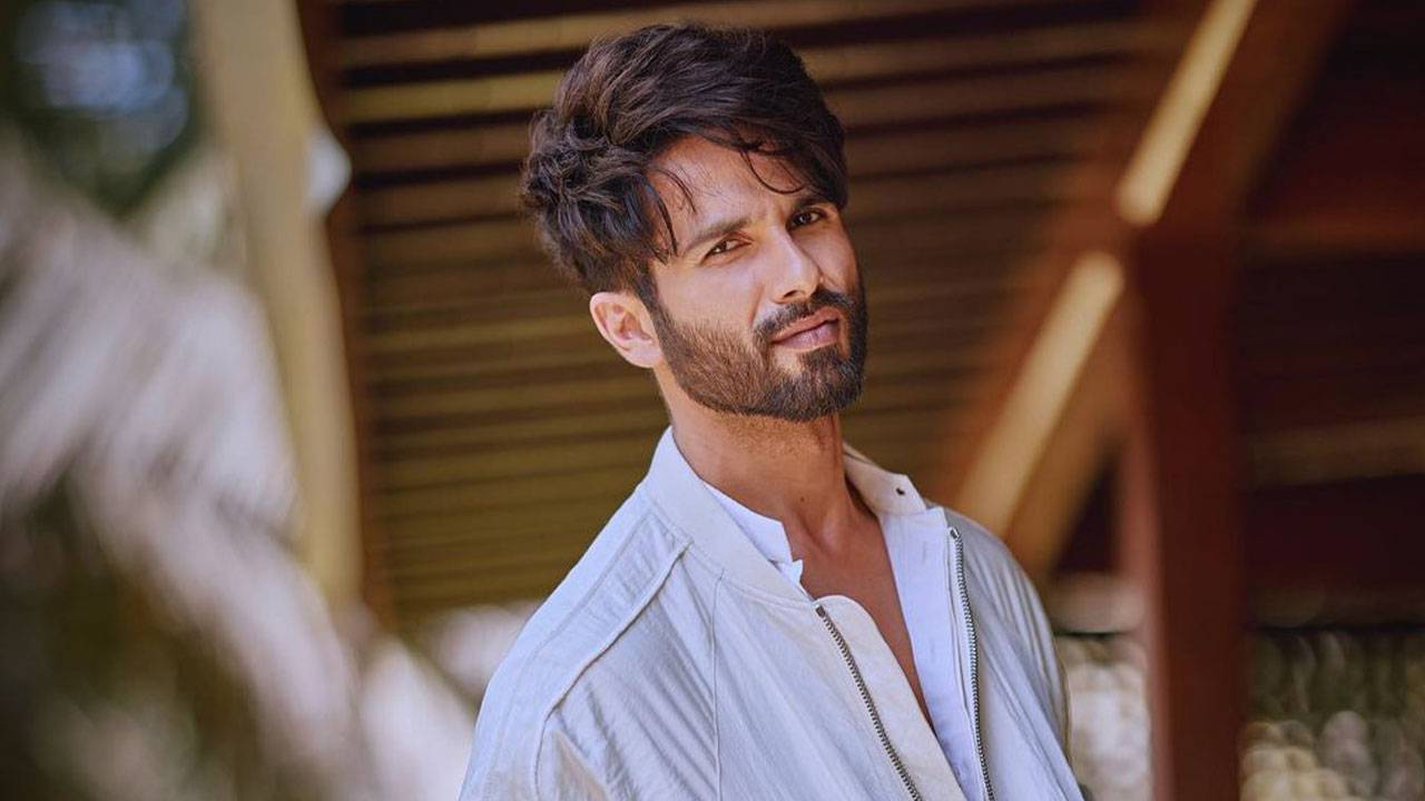 Shahid Kapoor : హాలీవుడ్ సినిమాలు కంటే సౌత్ సినిమాల్లో ఆఫర్ కోసం ఎదురు చూస్తున్నా.. షాహిద్ కపూర్! Shahid Kapoor : హాలీవుడ్ సినిమాలు కంటే సౌత్ సినిమాల్లో ఆఫర్ కోసం ఎదురు చూస్తున్నా.. షాహిద్ కపూర్!