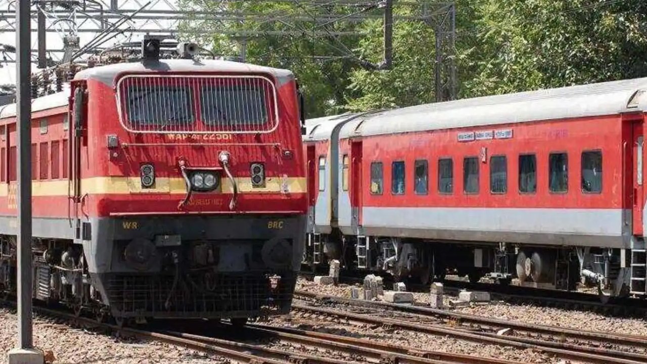 South Central Railway: రైల్వే ప్రయాణికులకు అలర్ట్.. జులై 3 వరకు ఆ రూట్లలో 36 రైళ్లు రద్దు.. 22 ఎంఎంటీఎస్ రైళ్లు కూడా.. South Central Railway: రైల్వే ప్రయాణికులకు అలర్ట్.. జులై 3 వరకు ఆ రూట్లలో 36 రైళ్లు రద్దు.. 22 ఎంఎంటీఎస్ రైళ్లు కూడా..