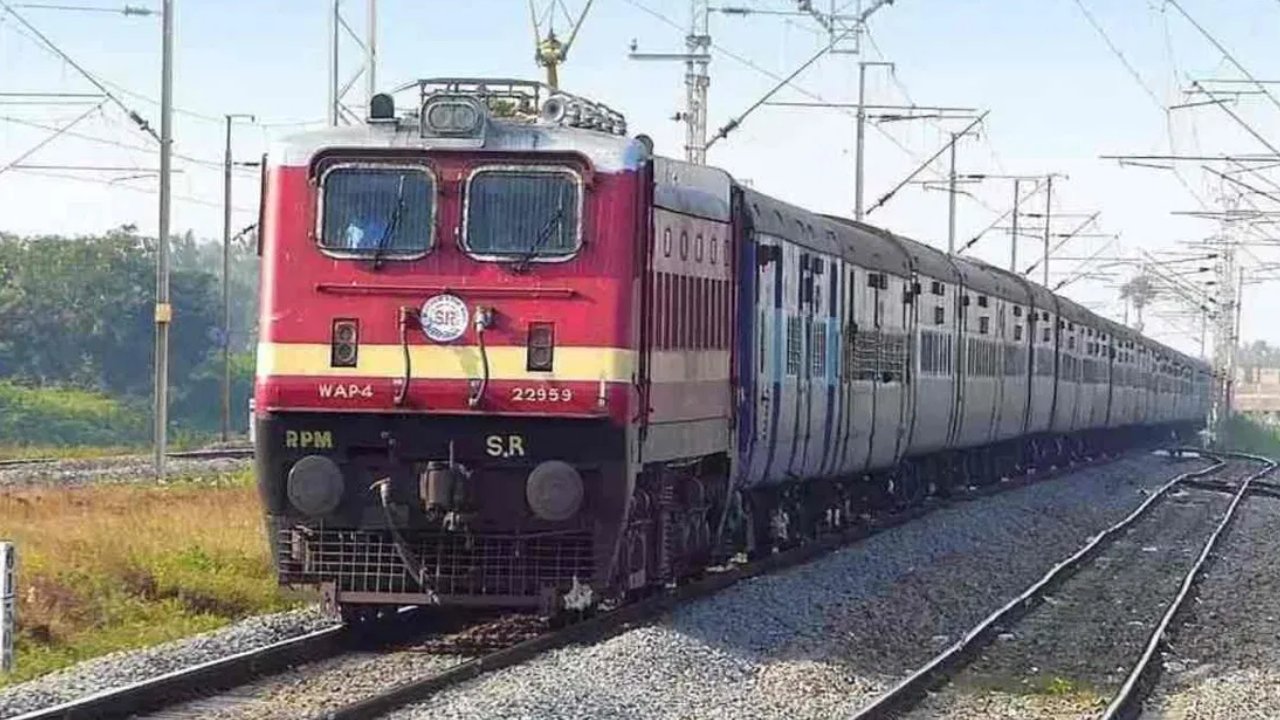 Trains Cancellation: రైల్వే ప్రయాణికులు అలర్ట్.. తెలుగు రాష్ట్రాల్లో వారం రోజులపాటు 28 రైళ్లు రద్దు.. ఆ రైళ్ల వివరాలు ఇవే.. Trains Cancellation: రైల్వే ప్రయాణికులు అలర్ట్.. తెలుగు రాష్ట్రాల్లో వారం రోజులపాటు 28 రైళ్లు రద్దు.. ఆ రైళ్ల వివరాలు ఇవే..