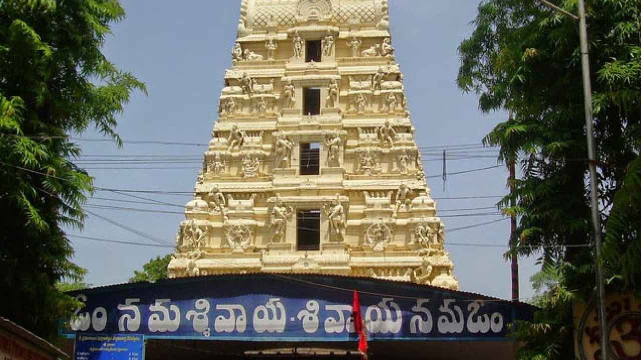 Srisailam: శ్రీశైలం పుణ్యక్షేత్రానికి పోటెత్తిన భక్తులు Srisailam: శ్రీశైలం పుణ్యక్షేత్రానికి పోటెత్తిన భక్తులు