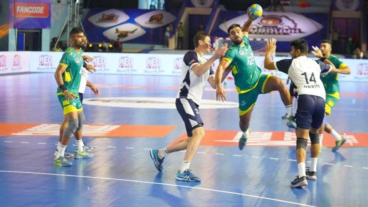Premier Handball League : తెలుగు టాలన్స్ హ్యాట్రిక్ విజయాలు.. సెమీస్కు చేరువ Premier Handball League : తెలుగు టాలన్స్ హ్యాట్రిక్ విజయాలు.. సెమీస్కు చేరువ