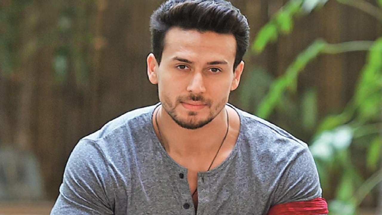 Tiger Shroff : టైగర్ ష్రాఫ్ తల్లిని మోసం చేసిన వ్యక్తి.. బురిడీ కొట్టించి అరకోటి మాయం.. పోలీసులకు పిర్యాదు.. Tiger Shroff : టైగర్ ష్రాఫ్ తల్లిని మోసం చేసిన వ్యక్తి.. బురిడీ కొట్టించి అరకోటి మాయం.. పోలీసులకు పిర్యాదు..