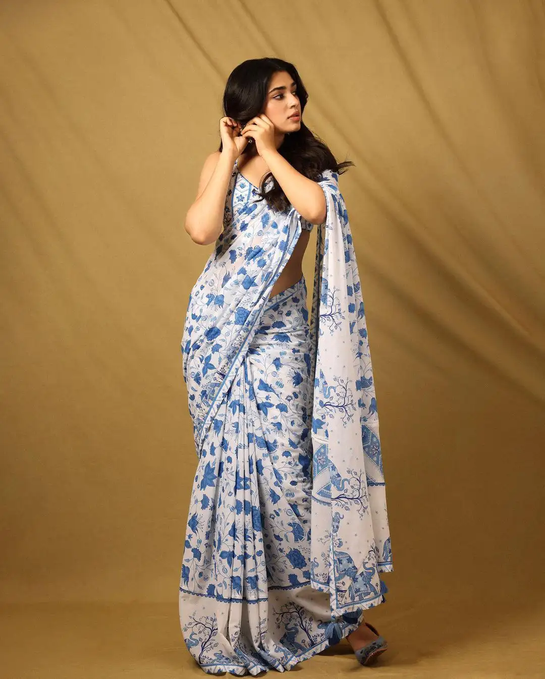 Tollywood Heroine Krithi Shetty beautiful looks in saree photos