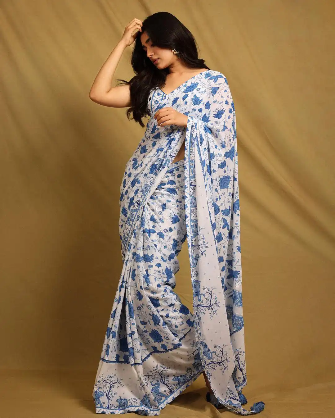 Tollywood Heroine Krithi Shetty beautiful looks in saree photos