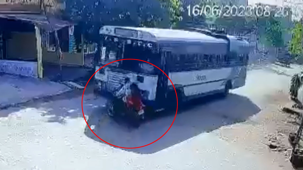 Accident: ములుగు జిల్లాలో ఘోర రోడ్డు ప్రమాదం.. తండ్రి నిర్లక్ష్యానికి ఇద్దరు పిల్లలు బలి Accident: ములుగు జిల్లాలో ఘోర రోడ్డు ప్రమాదం.. తండ్రి నిర్లక్ష్యానికి ఇద్దరు పిల్లలు బలి