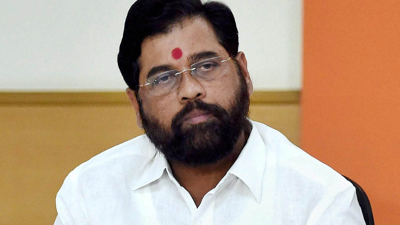 Adipurush: ఆదిపురుష్ సినిమా కాంట్రవర్సీలోకి మహా సీఎంను లాగిన నెటిజెన్.. ఫోన్ నంబర్ షేర్ చేయమంటూ ఝలక్ ఇచ్చిన థానే పోలీస్ Adipurush: ఆదిపురుష్ సినిమా కాంట్రవర్సీలోకి మహా సీఎంను లాగిన నెటిజెన్.. ఫోన్ నంబర్ షేర్ చేయమంటూ ఝలక్ ఇచ్చిన థానే పోలీస్