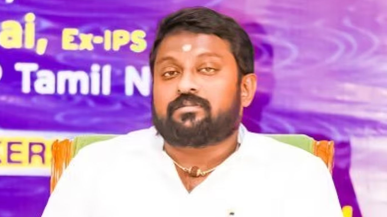 Tamilandu Politics: కమ్యూనిస్ట్ పార్టీ ఎంపీపై ట్విటర్లో విమర్శలు.. బీజేపీ జనరల్ సెక్రెటరీ అరెస్ట్ Tamilandu Politics: కమ్యూనిస్ట్ పార్టీ ఎంపీపై ట్విటర్లో విమర్శలు.. బీజేపీ జనరల్ సెక్రెటరీ అరెస్ట్