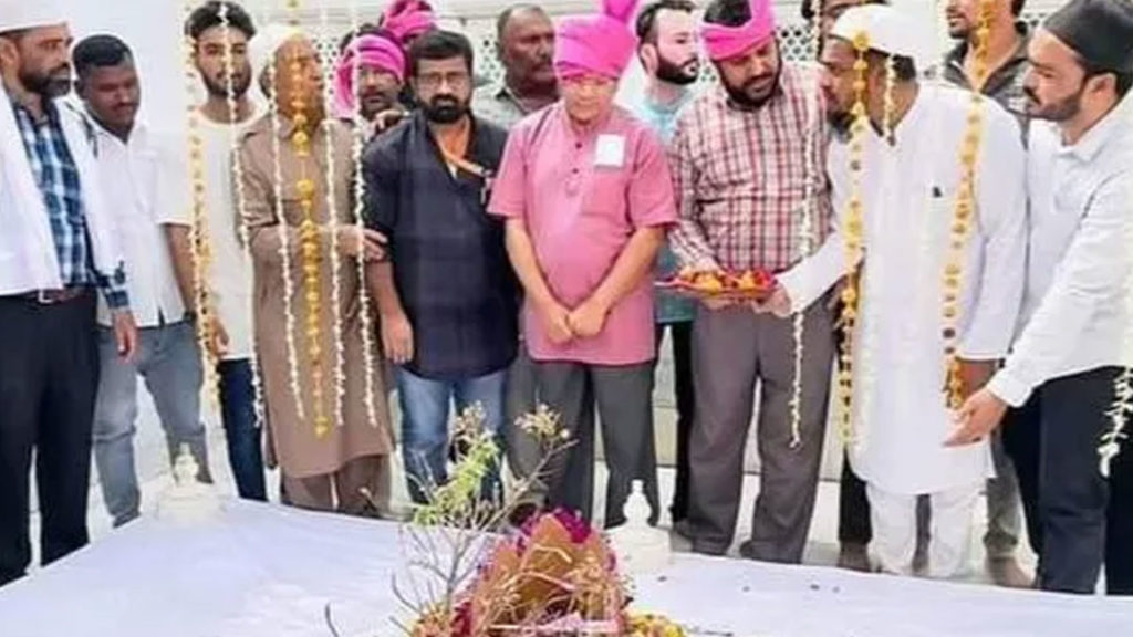 Ambedkar gandson Prakash Ambedkar visits aurangzeb tomb