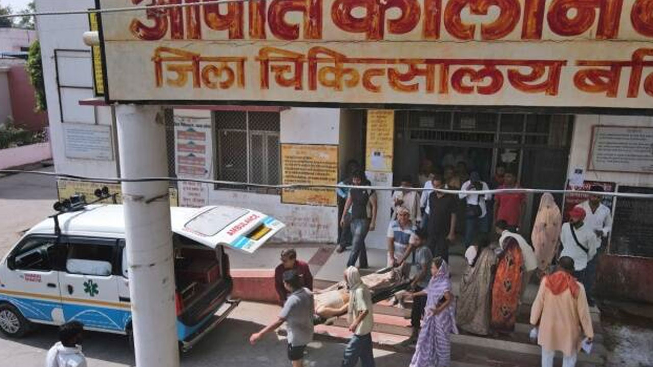 Ballia Hospital: తాజాగా మరో 14 మంది మృతి.. బలియా ఆసుపత్రిలో పెరుగుతున్న మరణాలు, వేడిగాలులకు 4 రోజుల్లో 68 మంది మృతి Ballia Hospital: తాజాగా మరో 14 మంది మృతి.. బలియా ఆసుపత్రిలో పెరుగుతున్న మరణాలు, వేడిగాలులకు 4 రోజుల్లో 68 మంది మృతి