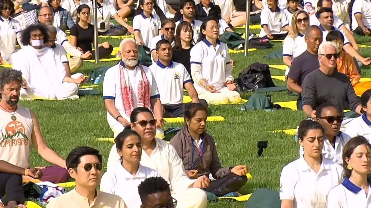 9th Yoga Day Event: కాపీరైట్లు లేవు, పేటెంట్లు లేవు, అందరికీ ఉచితం.. ఐరాసా నుంచి ప్రపంచానికి మోదీ ‘యోగా డే’ సందేశం 9th Yoga Day Event: కాపీరైట్లు లేవు, పేటెంట్లు లేవు, అందరికీ ఉచితం.. ఐరాసా నుంచి ప్రపంచానికి మోదీ ‘యోగా డే’ సందేశం