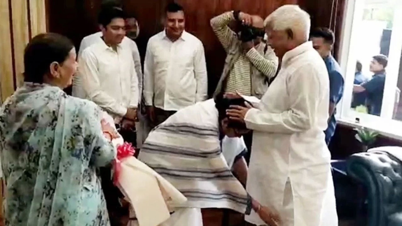 Opposition Meet: లాలూ ప్రసాద్ యాదవ్ కాళ్లు మొక్కిన మమతా బెనర్జీ Opposition Meet: లాలూ ప్రసాద్ యాదవ్ కాళ్లు మొక్కిన మమతా బెనర్జీ