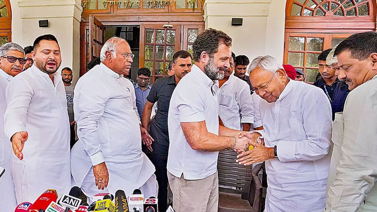 Opposition Meet: పాట్నాలో నేడే విపక్షాల మెగా సమావేశం.. హాజరయ్యే పార్టీలు, డుమ్మా కొట్టే పార్టీల లిస్ట్ ఇదే Opposition Meet: పాట్నాలో నేడే విపక్షాల మెగా సమావేశం.. హాజరయ్యే పార్టీలు, డుమ్మా కొట్టే పార్టీల లిస్ట్ ఇదే