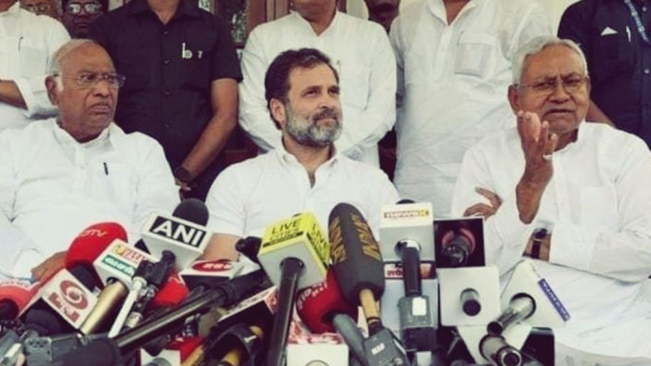 Opposition Meet: తిరిగి తిరిగి కాంగ్రెస్ చెంతకే ప్రతిపక్షాలు.. పాట్నా మెగా మీటింగ్లో ఏం జరిగింది? Opposition Meet: తిరిగి తిరిగి కాంగ్రెస్ చెంతకే ప్రతిపక్షాలు.. పాట్నా మెగా మీటింగ్లో ఏం జరిగింది?