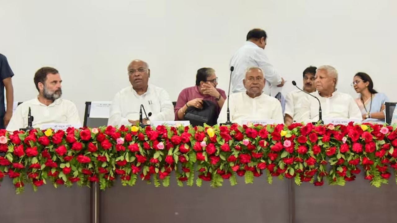 Opposition Meet: అంత చర్చా చేసి రాహుల్ గాంధీని పెళ్లికి ఒప్పించారట.. విపక్షాల మీటింగ్పై బీజేపీ షార్ప్ అటాక్ Opposition Meet: అంత చర్చా చేసి రాహుల్ గాంధీని పెళ్లికి ఒప్పించారట.. విపక్షాల మీటింగ్పై బీజేపీ షార్ప్ అటాక్
