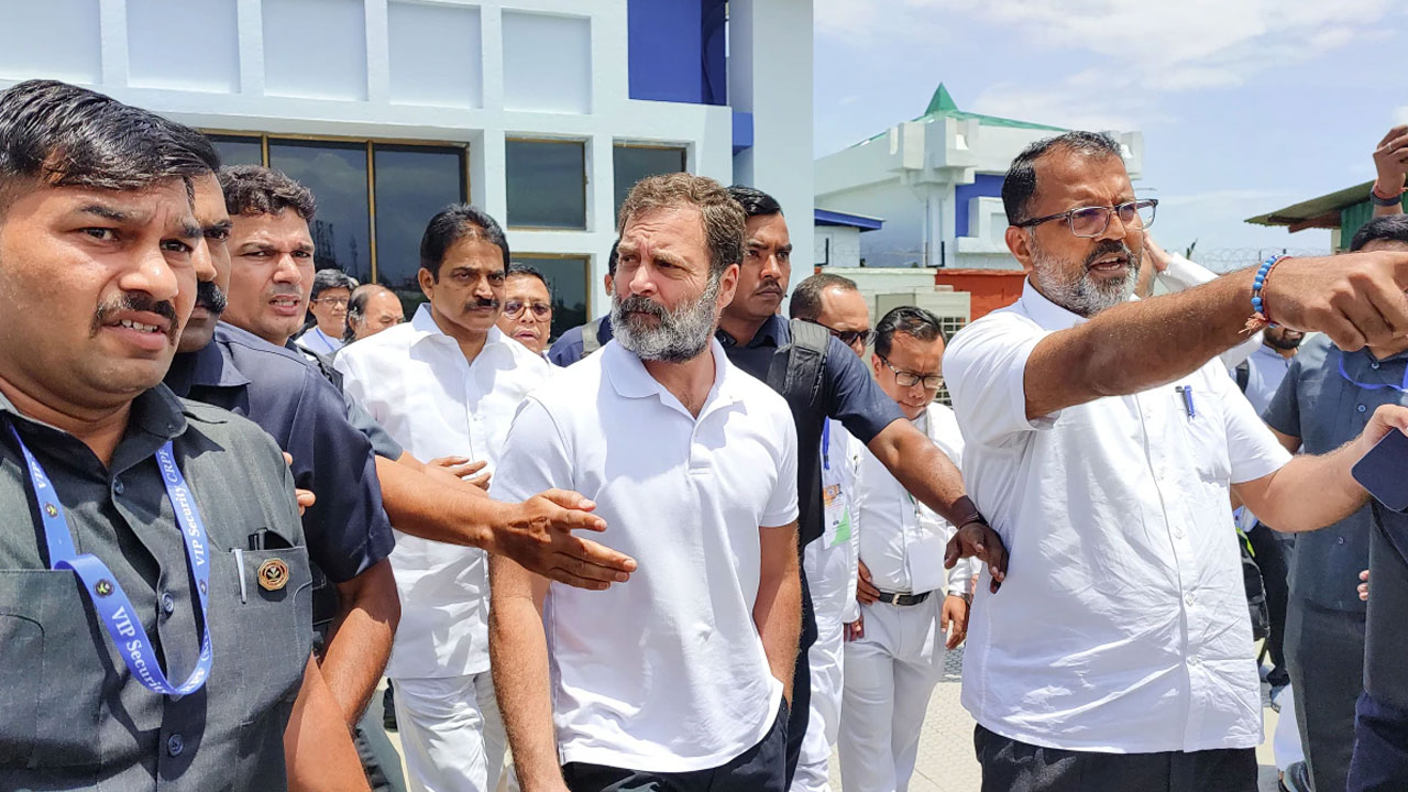 Manipur Violence: ఇంఫాల్కు 20 కిలోమీటర్ల దూరంలో రాహుల్ కాన్వాయ్ అడ్డుకున్న పోలీసులు Manipur Violence: ఇంఫాల్కు 20 కిలోమీటర్ల దూరంలో రాహుల్ కాన్వాయ్ అడ్డుకున్న పోలీసులు