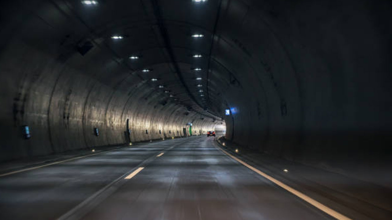 Tunnel Raod in Bengaluru: బెంగళూరు ట్రాఫిక్ నియంత్రణకు మెగా సొరంగ మార్గం.. 65 కిలోమీటర్ల మేర నిర్మించేందుకు ప్రతిపాదనలు Tunnel Raod in Bengaluru: బెంగళూరు ట్రాఫిక్ నియంత్రణకు మెగా సొరంగ మార్గం.. 65 కిలోమీటర్ల మేర నిర్మించేందుకు ప్రతిపాదనలు