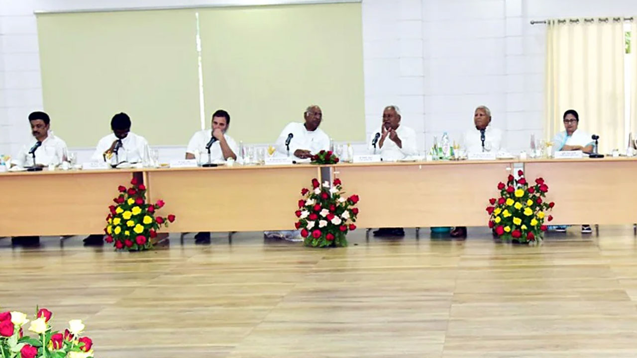 Opposition Meet: విపక్షాల రెండవ సమావేశం బెంగళూరులోనట.. స్పష్టం చేసిన శరద్ పవార్ Opposition Meet: విపక్షాల రెండవ సమావేశం బెంగళూరులోనట.. స్పష్టం చేసిన శరద్ పవార్