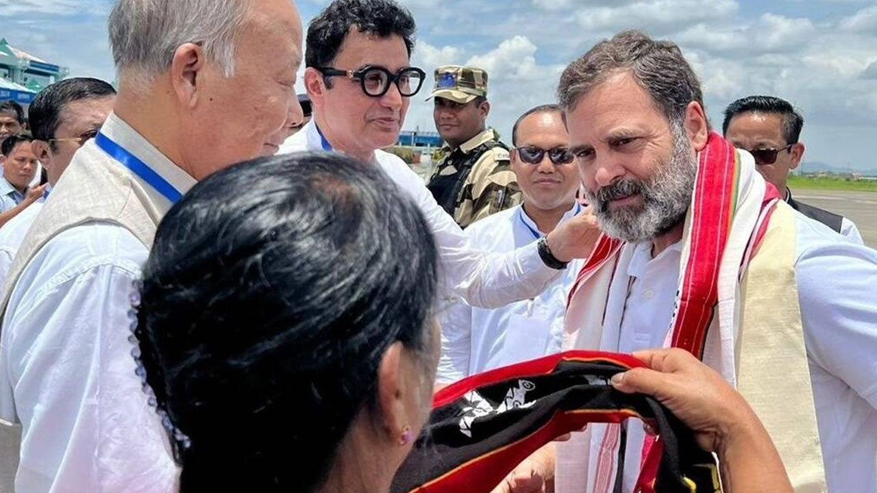 Manipur Violence: రోడ్డుపై వెళ్తున్న కాన్వాయ్ను అడ్డుకున్న పోలీసులు.. వెనక్కి వెళ్లి చాపర్లో వచ్చిన రాహుల్ గాంధీ Manipur Violence: రోడ్డుపై వెళ్తున్న కాన్వాయ్ను అడ్డుకున్న పోలీసులు.. వెనక్కి వెళ్లి చాపర్లో వచ్చిన రాహుల్ గాంధీ