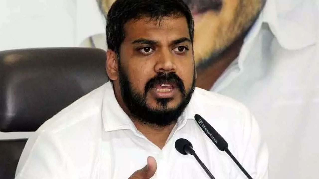 Anil Kumar Yadav: పులికేసి పాదయాత్రలో మంగళవారం మాటలు.. లోకేష్ యాత్రపై అనిల్ కుమార్ యాదవ్ విమర్శలు Anil Kumar Yadav: పులికేసి పాదయాత్రలో మంగళవారం మాటలు.. లోకేష్ యాత్రపై అనిల్ కుమార్ యాదవ్ విమర్శలు