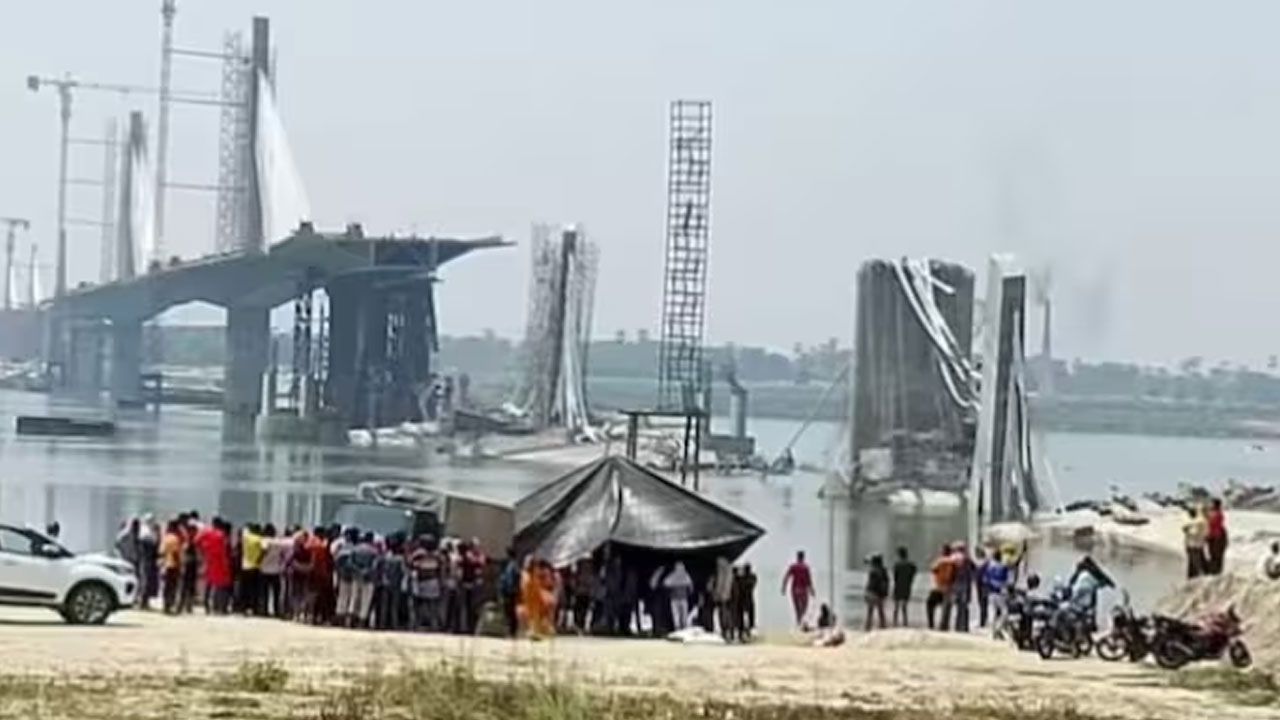 Bihar bridge collapse: బ్రిడ్జి నిర్మాణ కంపెనీకి నోటీసులు పంపిన ప్రభుత్వం, హైకోర్టులో పిల్ దాఖలు Bihar bridge collapse: బ్రిడ్జి నిర్మాణ కంపెనీకి నోటీసులు పంపిన ప్రభుత్వం, హైకోర్టులో పిల్ దాఖలు