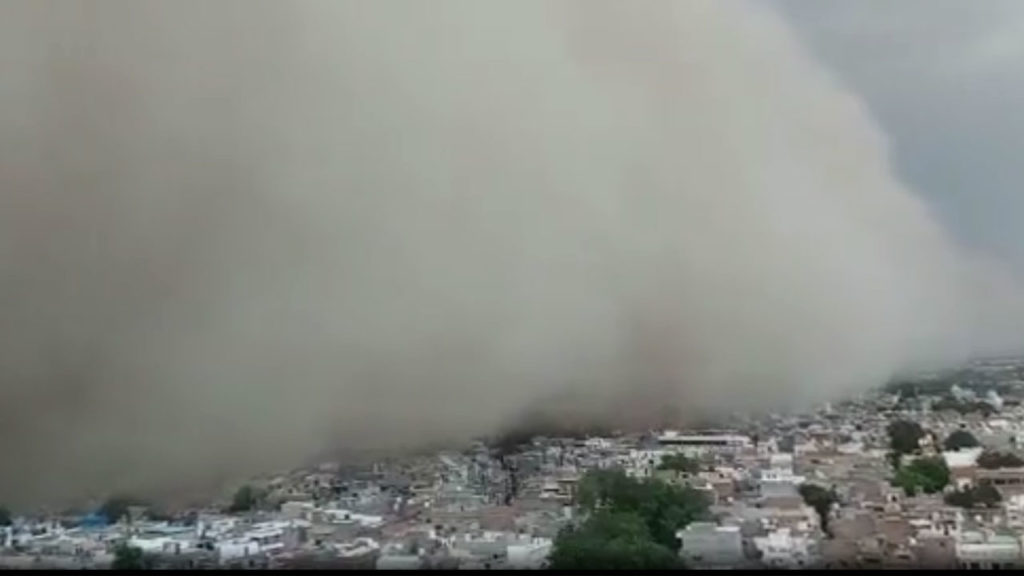 80 feet high sandstorm in barmar in Rajasthan