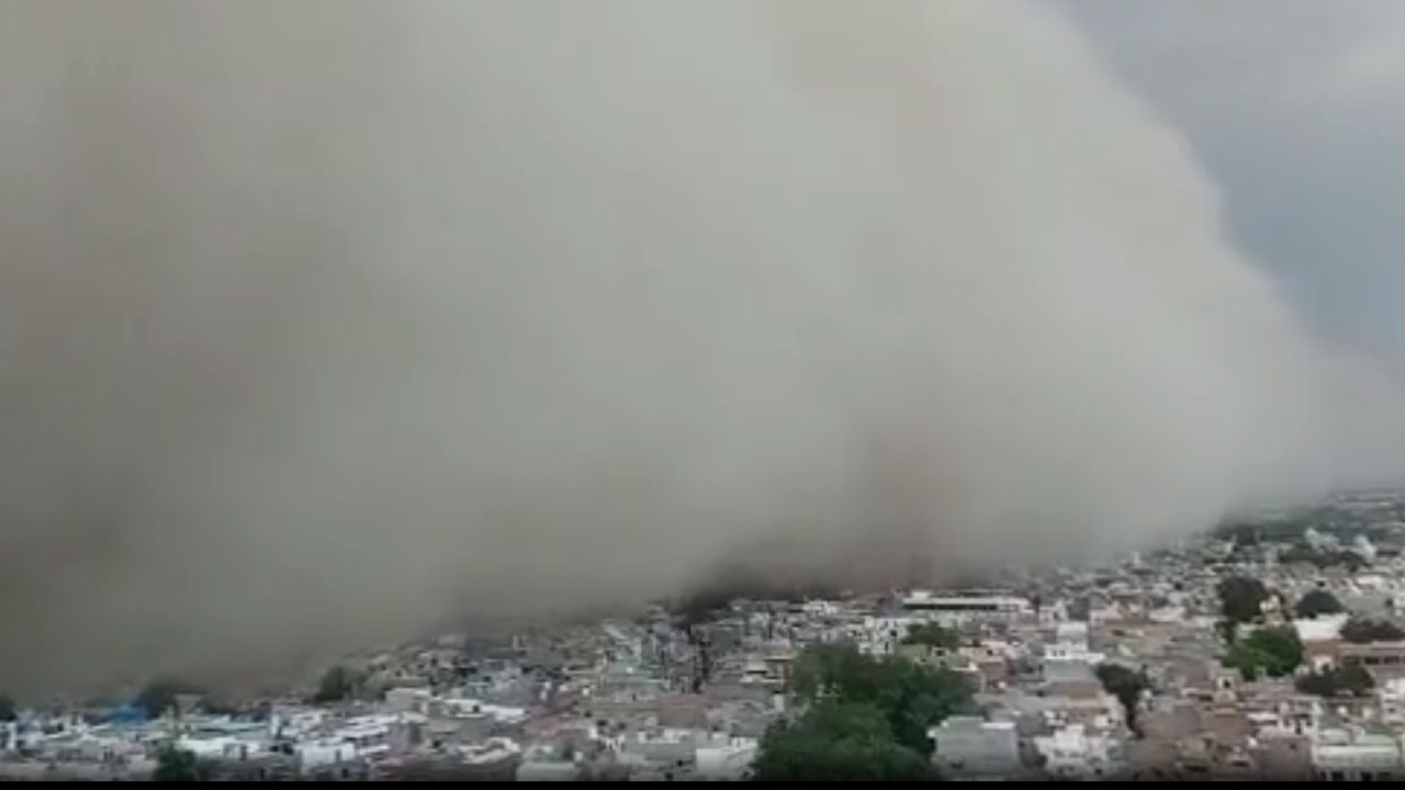 Sandstorm: రాజస్థాన్లో 80 అడుగుల ఎత్తులో భయంకరమైన ఇసుక తుఫాను Sandstorm: రాజస్థాన్లో 80 అడుగుల ఎత్తులో భయంకరమైన ఇసుక తుఫాను