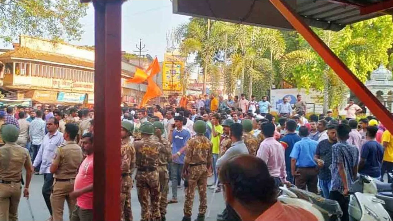 Kolhapur: నిన్న కర్ణాటకలో టిప్పు సుల్తాన్, నేడు మహారాష్ట్రలో ఔరంగాజేబ్.. కొల్హాపూర్ పట్టణంలో హింసాత్మక ఘర్షణలు Kolhapur: నిన్న కర్ణాటకలో టిప్పు సుల్తాన్, నేడు మహారాష్ట్రలో ఔరంగాజేబ్.. కొల్హాపూర్ పట్టణంలో హింసాత్మక ఘర్షణలు
