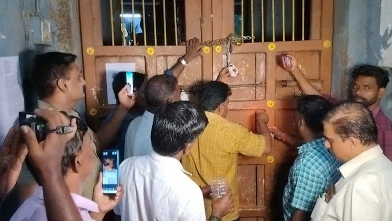 Tamilnadu: దళితులకు ప్రవేశం ఇవ్వకపోవడంతో కాంట్రవర్సీ.. ఒక గుడి సీల్, మరొక గుడి తాత్కాలికంగా మూసివేత Tamilnadu: దళితులకు ప్రవేశం ఇవ్వకపోవడంతో కాంట్రవర్సీ.. ఒక గుడి సీల్, మరొక గుడి తాత్కాలికంగా మూసివేత
