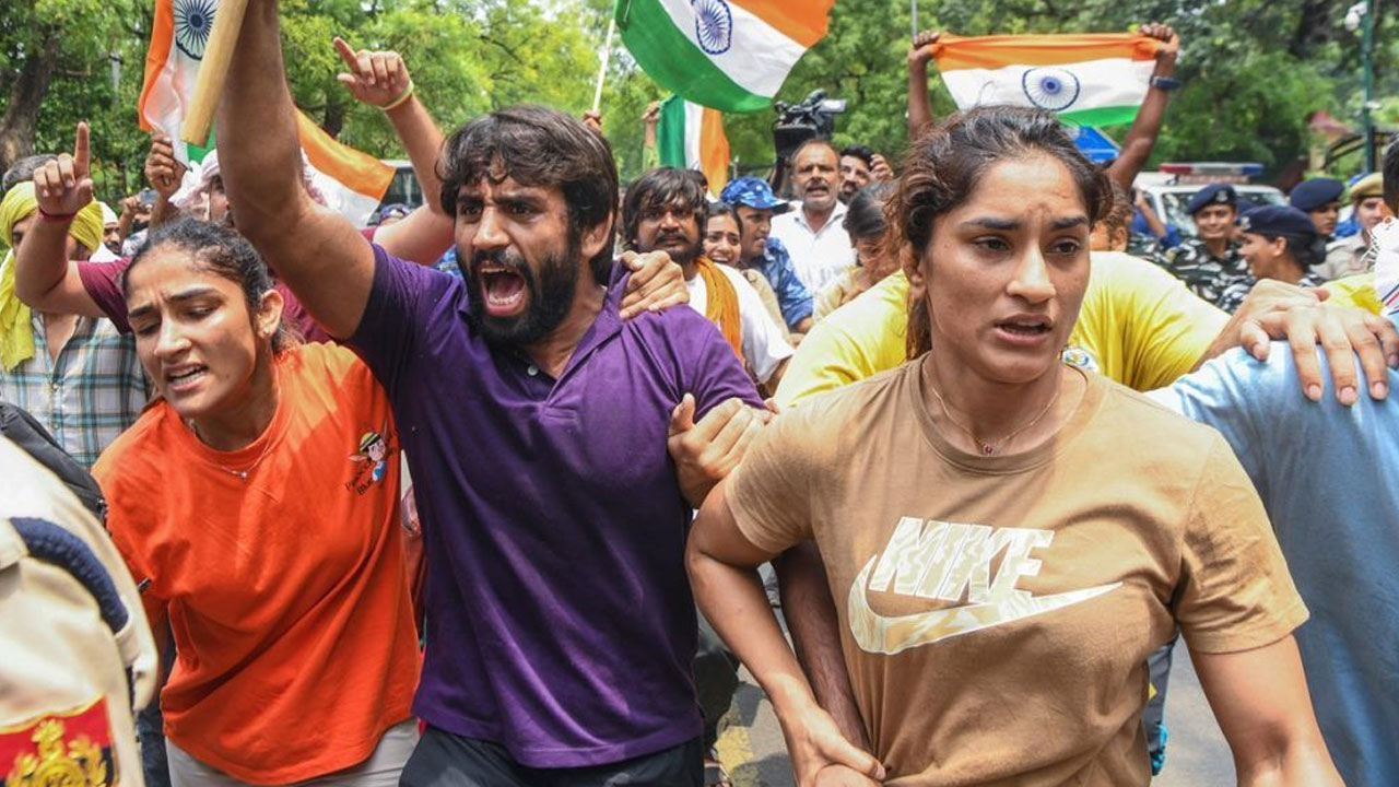 #MeToo Protest: రెజ్లర్లకు మద్దతుగా రైతుల ఖాప్ మహా పంచయత్ #MeToo Protest: రెజ్లర్లకు మద్దతుగా రైతుల ఖాప్ మహా పంచయత్