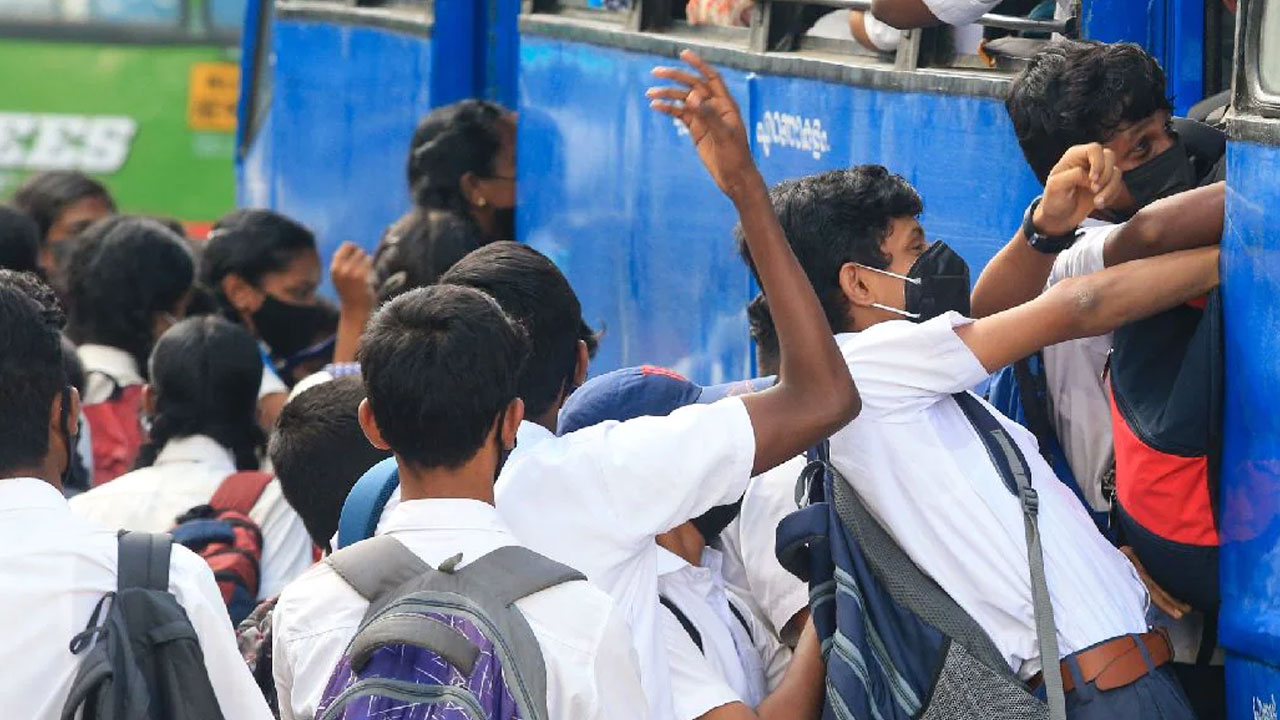 Tamilnadu: విద్యార్థులు యూనిఫాంలో ఉంటే బస్ పాస్ అడగొద్దంటూ ఆదేశించిన స్టాలిన్ ప్రభుత్వం Tamilnadu: విద్యార్థులు యూనిఫాంలో ఉంటే బస్ పాస్ అడగొద్దంటూ ఆదేశించిన స్టాలిన్ ప్రభుత్వం