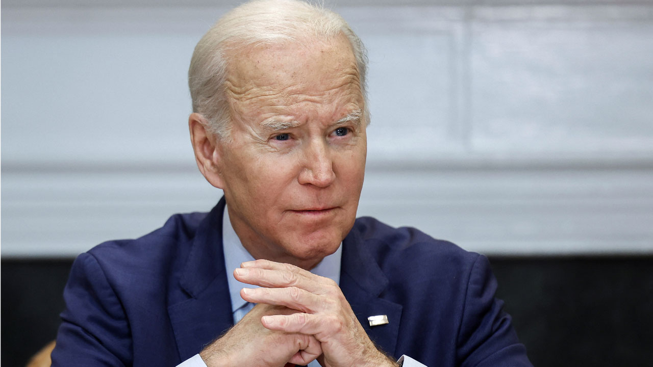 Joe Biden: 5 మిలియన్ డాలర్ల లంచం తీసుకున్న అమెరికా అధ్యక్షుడు జో బైడెన్.. బాంబ్ పేల్చిన బాంబ్షెల్ Joe Biden: 5 మిలియన్ డాలర్ల లంచం తీసుకున్న అమెరికా అధ్యక్షుడు జో బైడెన్.. బాంబ్ పేల్చిన బాంబ్షెల్