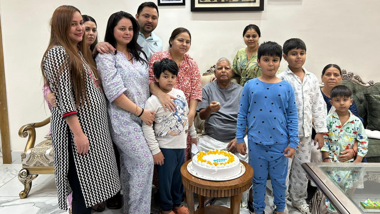 Lalu Yadav Birthday: లాలూ ప్రసాద్ యాదవ్ 76వ పుట్టినరోజు సందర్భంగా 76 కిలోల లడ్డూతో సర్ప్రైజ్ చేసిన కార్యకర్తలు Lalu Yadav Birthday: లాలూ ప్రసాద్ యాదవ్ 76వ పుట్టినరోజు సందర్భంగా 76 కిలోల లడ్డూతో సర్ప్రైజ్ చేసిన కార్యకర్తలు
