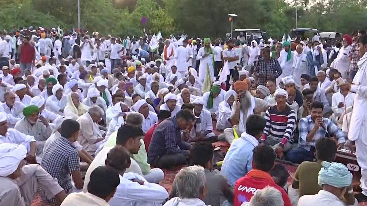 Farmers Protest: రోడ్డెక్కిన రైతులు.. మరోసారి మూసుకుపోయిన ఢిల్లీ-ఛండీగఢ్ జాతీయ రహదారి Farmers Protest: రోడ్డెక్కిన రైతులు.. మరోసారి మూసుకుపోయిన ఢిల్లీ-ఛండీగఢ్ జాతీయ రహదారి